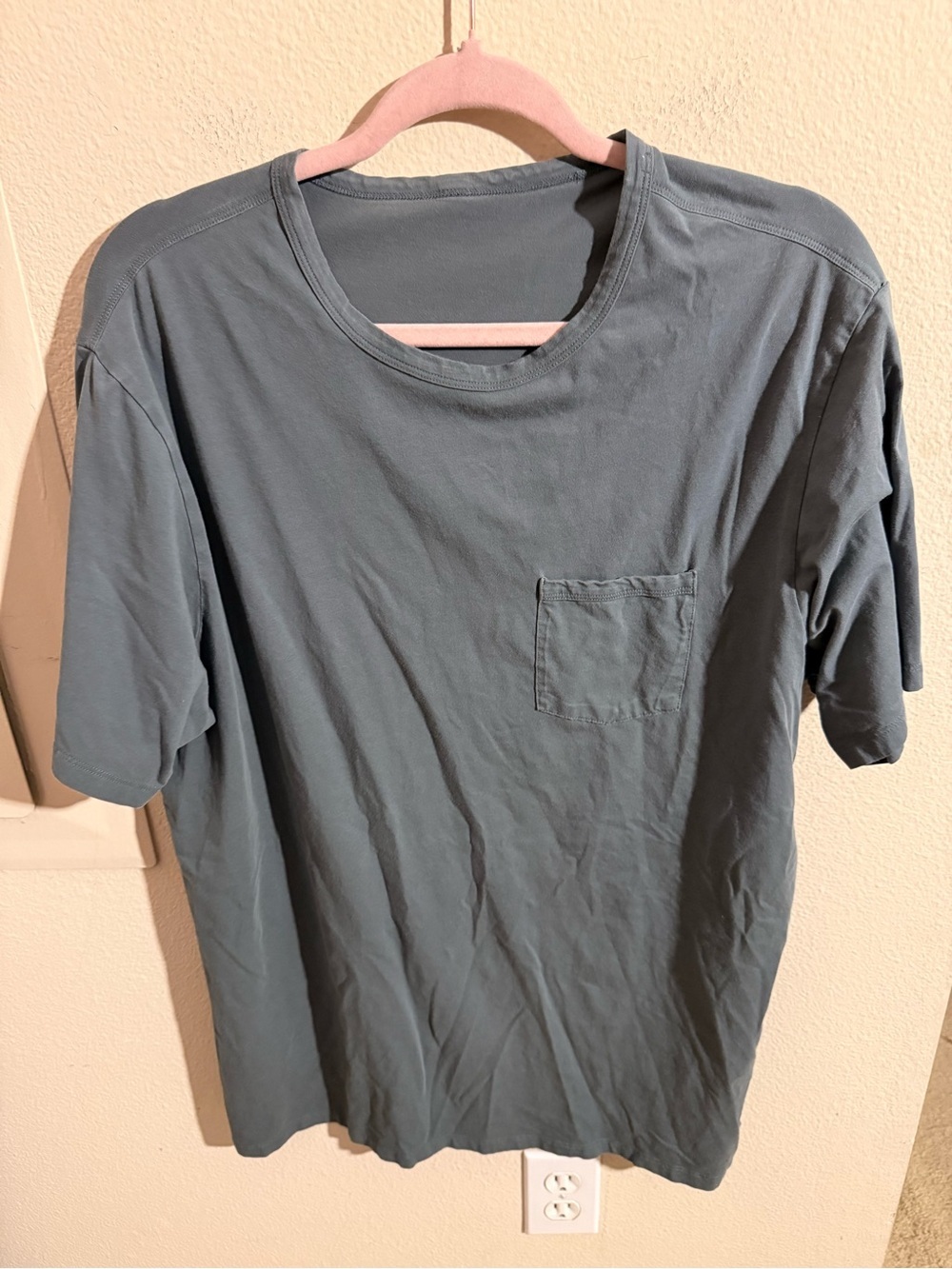 Vuori Men’s Feather Pocket T-Shirt Short Sleeve Athletic Casual Tee XL